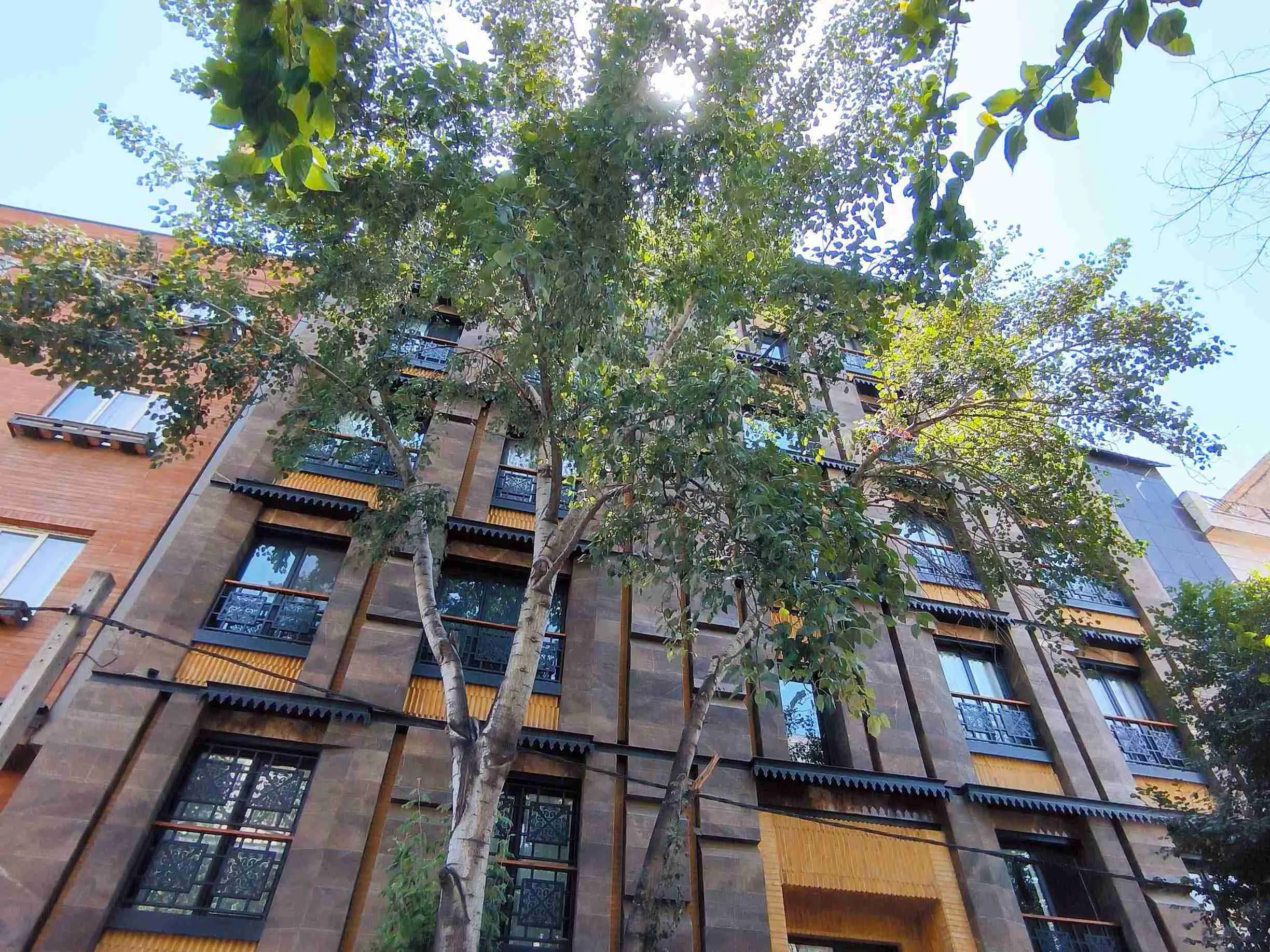 ۱۳۰متری مدرن که تهران زیر پاته