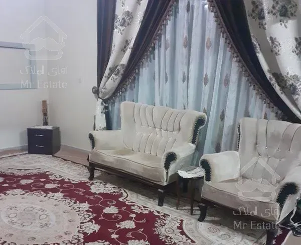 دارای پذیرایی مدل ال و یک اتاق خواب.