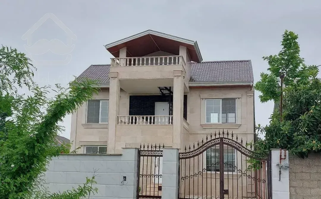 ویلای زمین 320متر بنا 209 متر 4خواب نزدیک به شهر