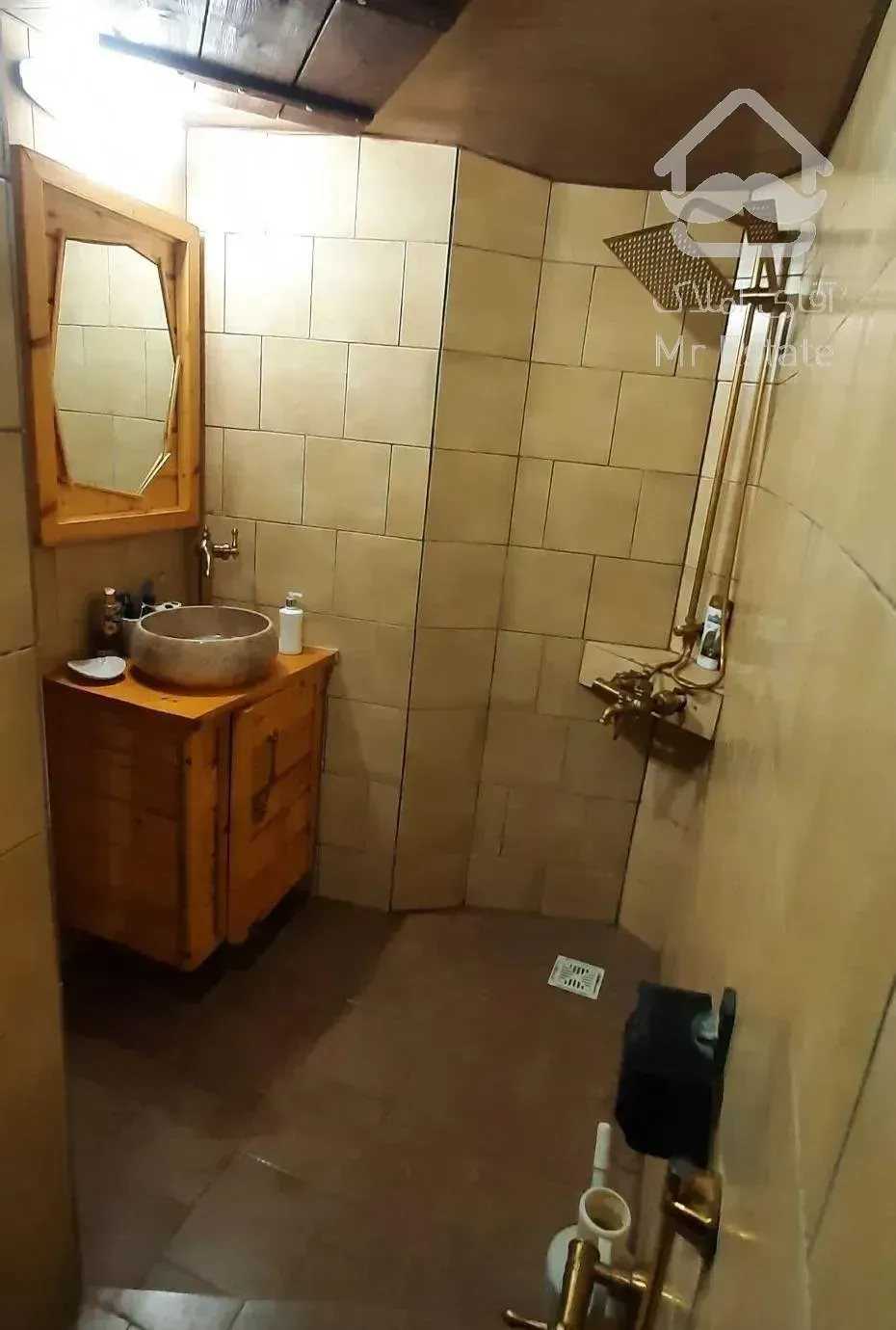 ویلا چوبی جنگلی با آبشار داخل پذیرایی