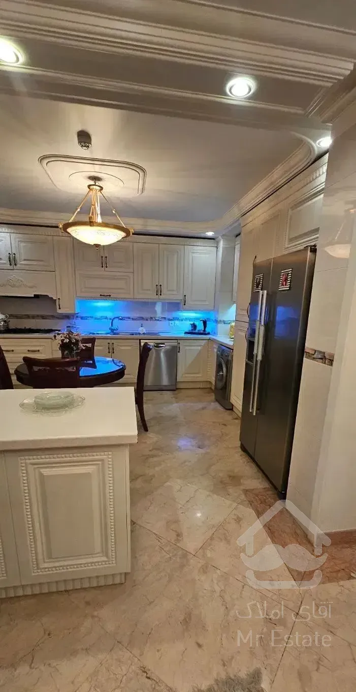 واحد۱۸۶ متر۳خواب۴سال۲پارکینگ . ونک شیخ بهایی شمالی