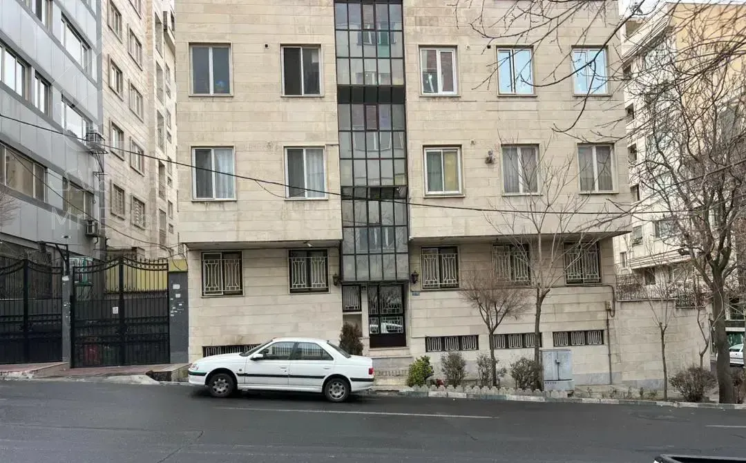 ۱۳۰ متر ۳ خواب بهترین موقعیت و نور گیر فوق العاده