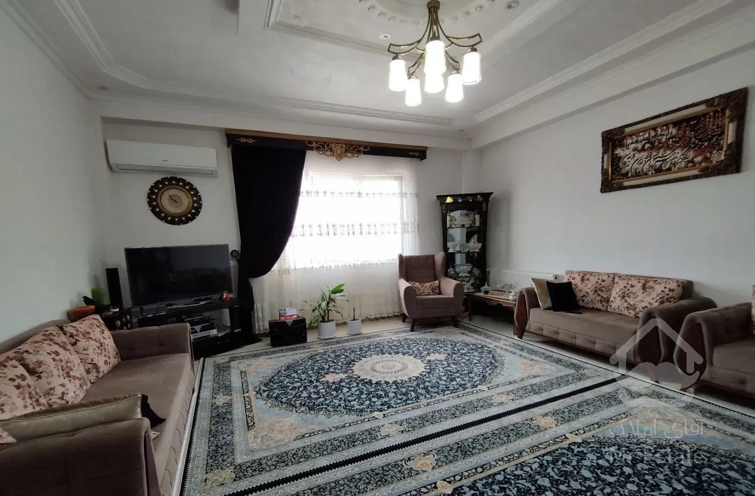 واحد آپارتمانی طبقه سوم//۹۷متر داخل شهر