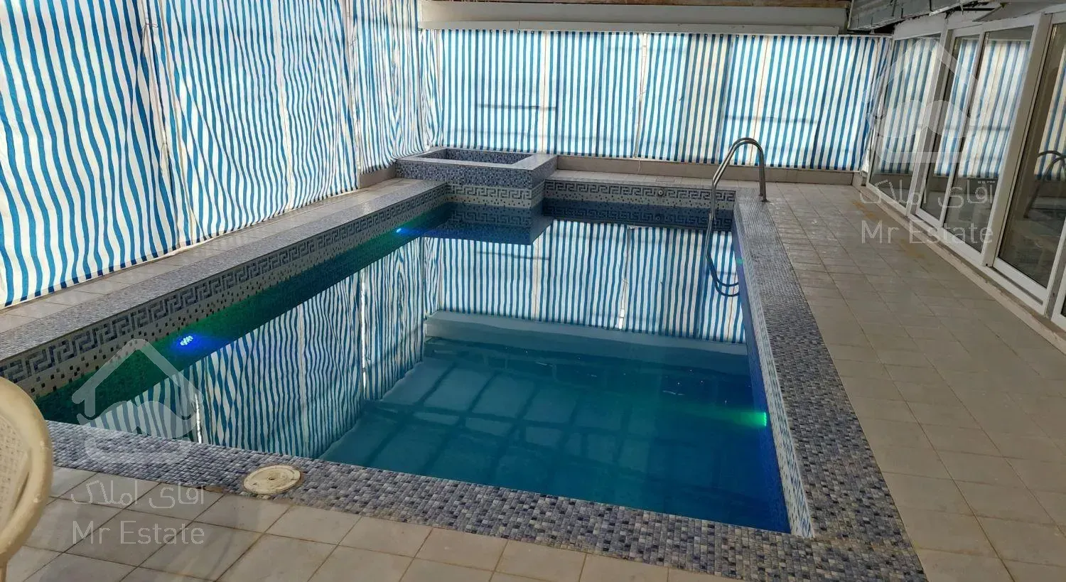 ویلا نوساز با استخر اب گرم سرپوشیده ، داخل شهر