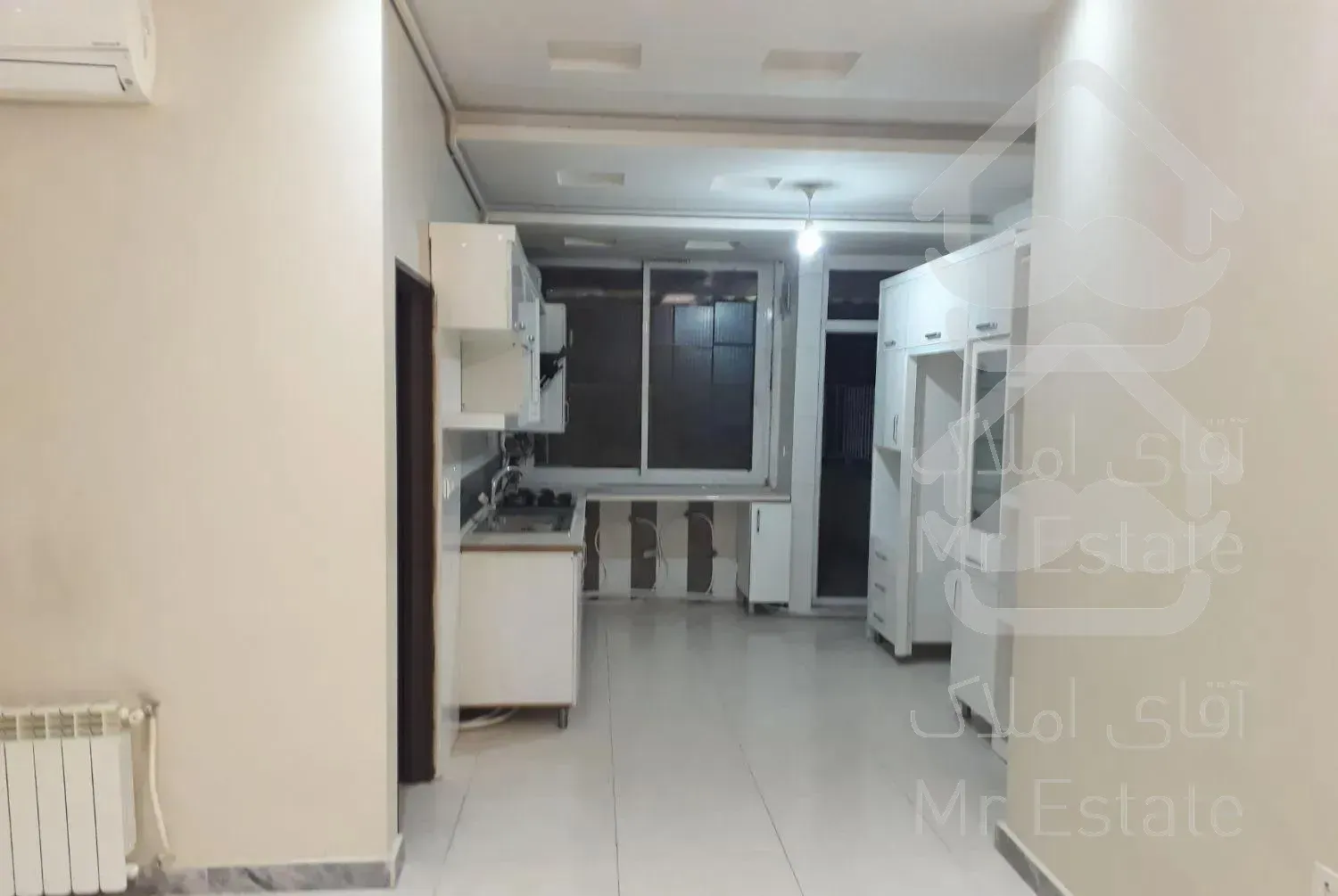 آپارتمان ۹۰ متری، اوایل جلال