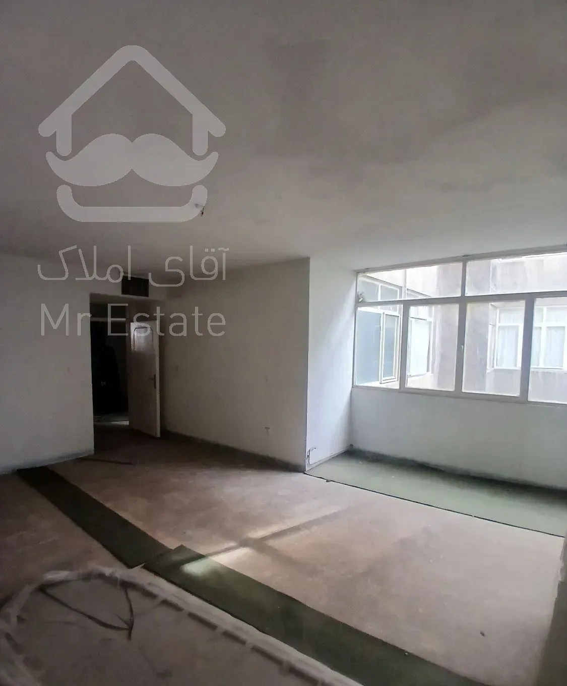 فروش آپارتمان ۱۳۰ متری ۳ خوابه در میدان انقلاب