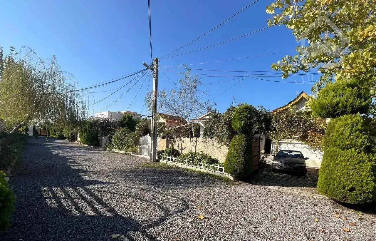 ویلاقدیمی*حیاط دار*سندروی میز تکبرگ ششدانگ ع*اعیان