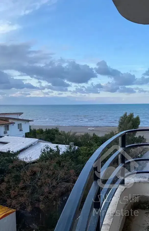 طبقه سوم آپارتمان ساحلی/تراس رو به دریا/۳خواب مستر