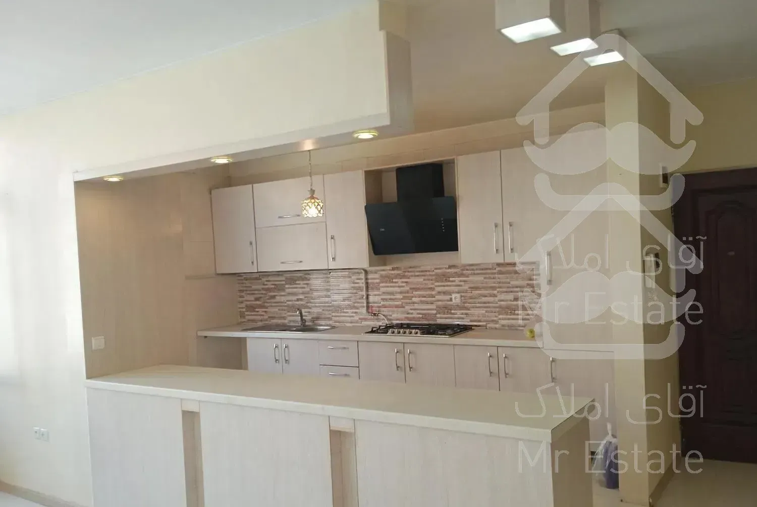 یک واحد اپارتمان واقع در 220 غربی