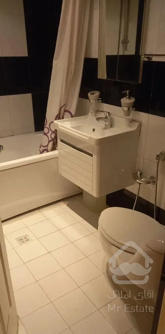 واحد ۱۳۰متری بسیار تمیز وخاص /در لوکیشن بی نظیر