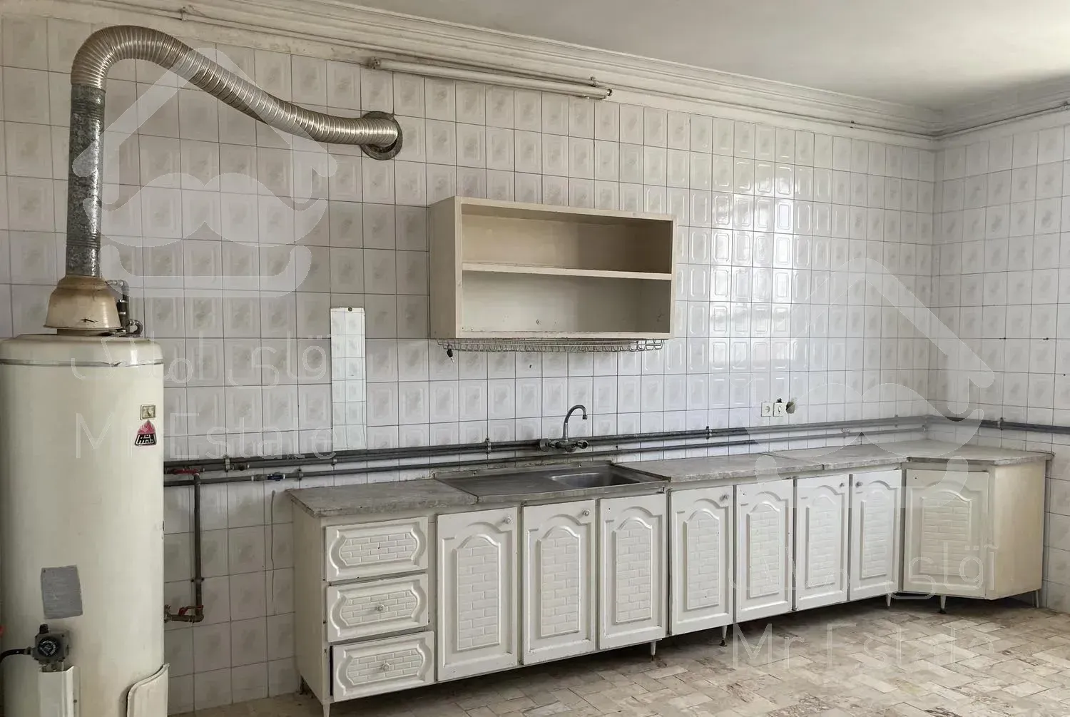 مسکونی طبقه اول ١٢٠ متری خیابان انقلاب