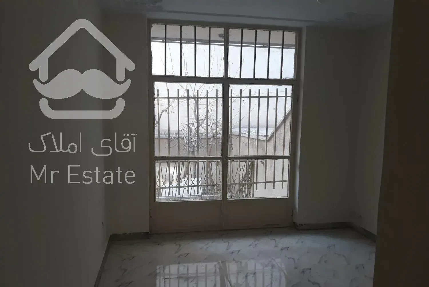 ۹۲ متر طبقه همکف حیاط در اختیار