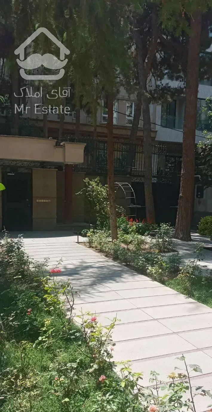 ۲۰۰ متر حیاط در اختیار