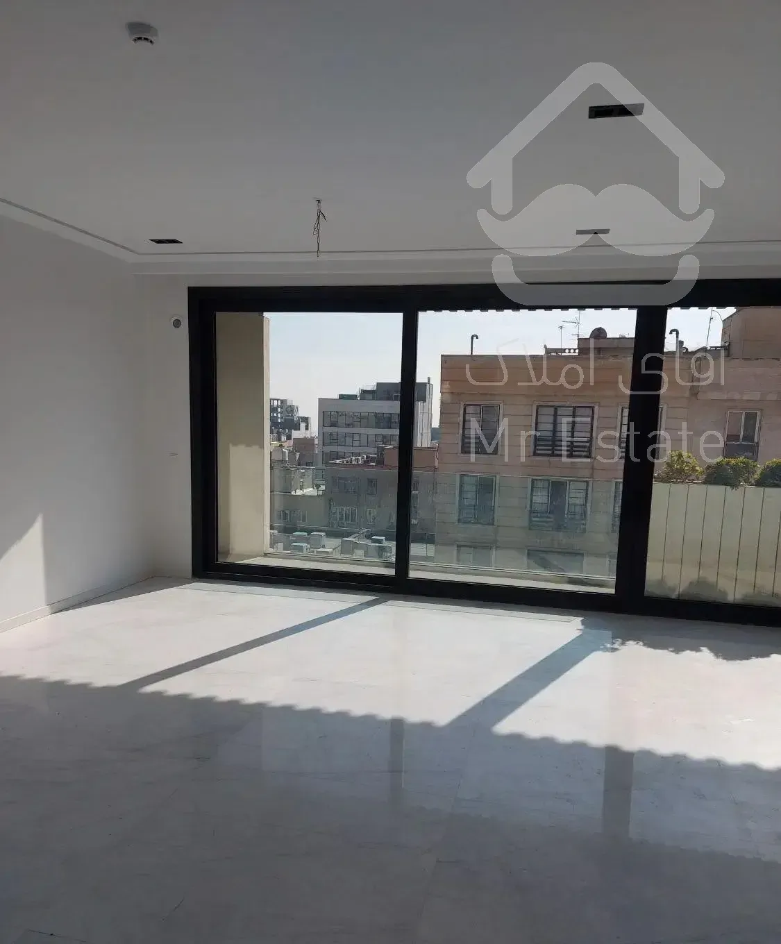 جردن(بلوار گلستان) ۱۰۰متر ۵ ساله روبه آفتاب لابی