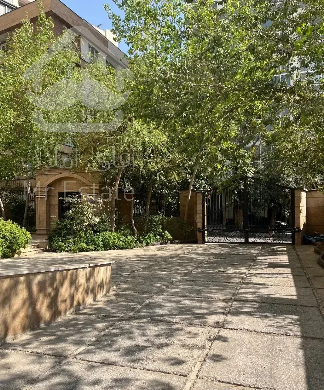 برج باغ شیک و کلاسیک ۹۵متر ازگل.محله دنج