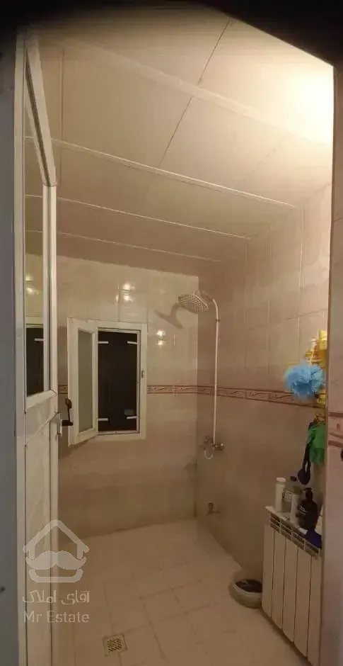 آپارتمان طبقه سوم نزدیک به خیابان اصلی