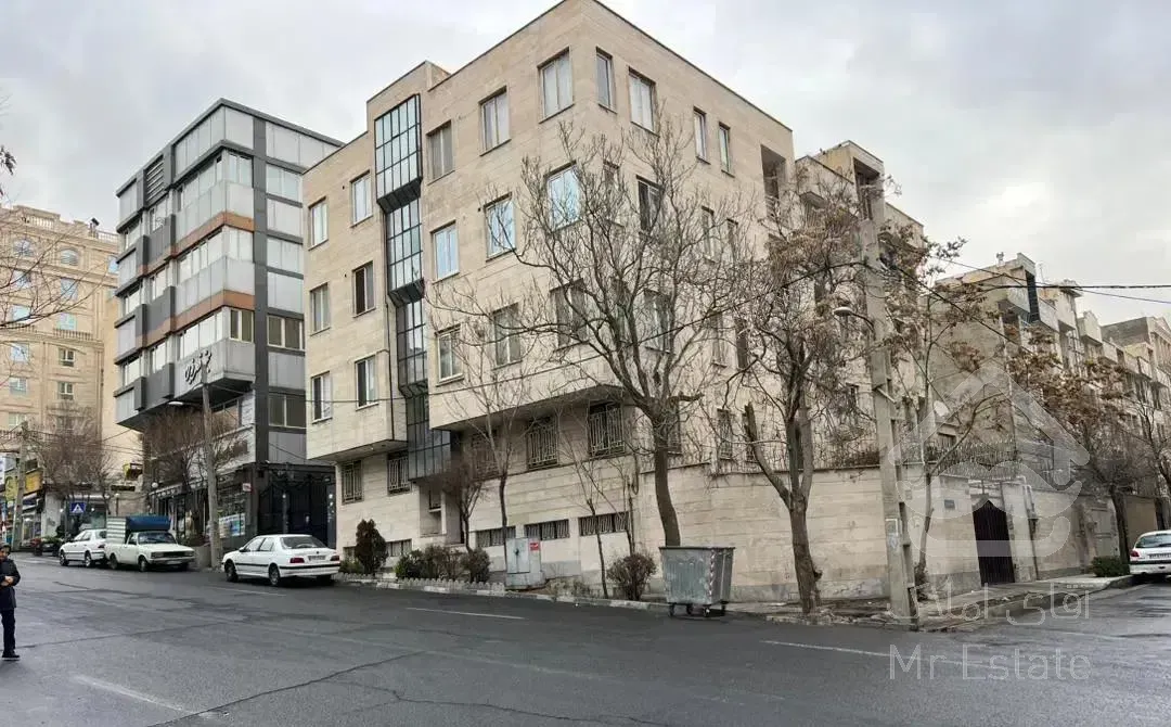 ۱۳۰ متر ۳ خواب بهترین موقعیت و نور گیر فوق العاده