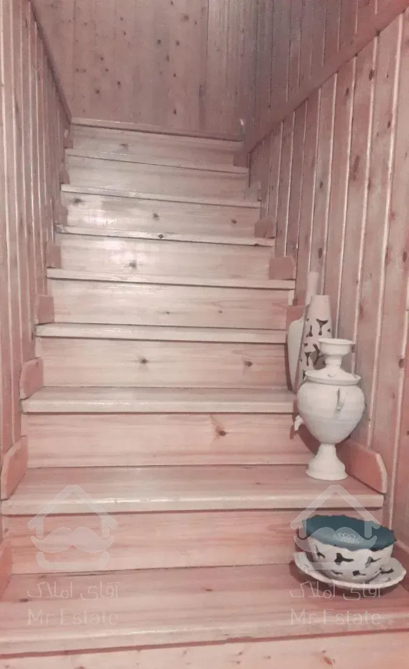 ویلا چوبی جنگلی با آبشار داخل سالن پذیرایی