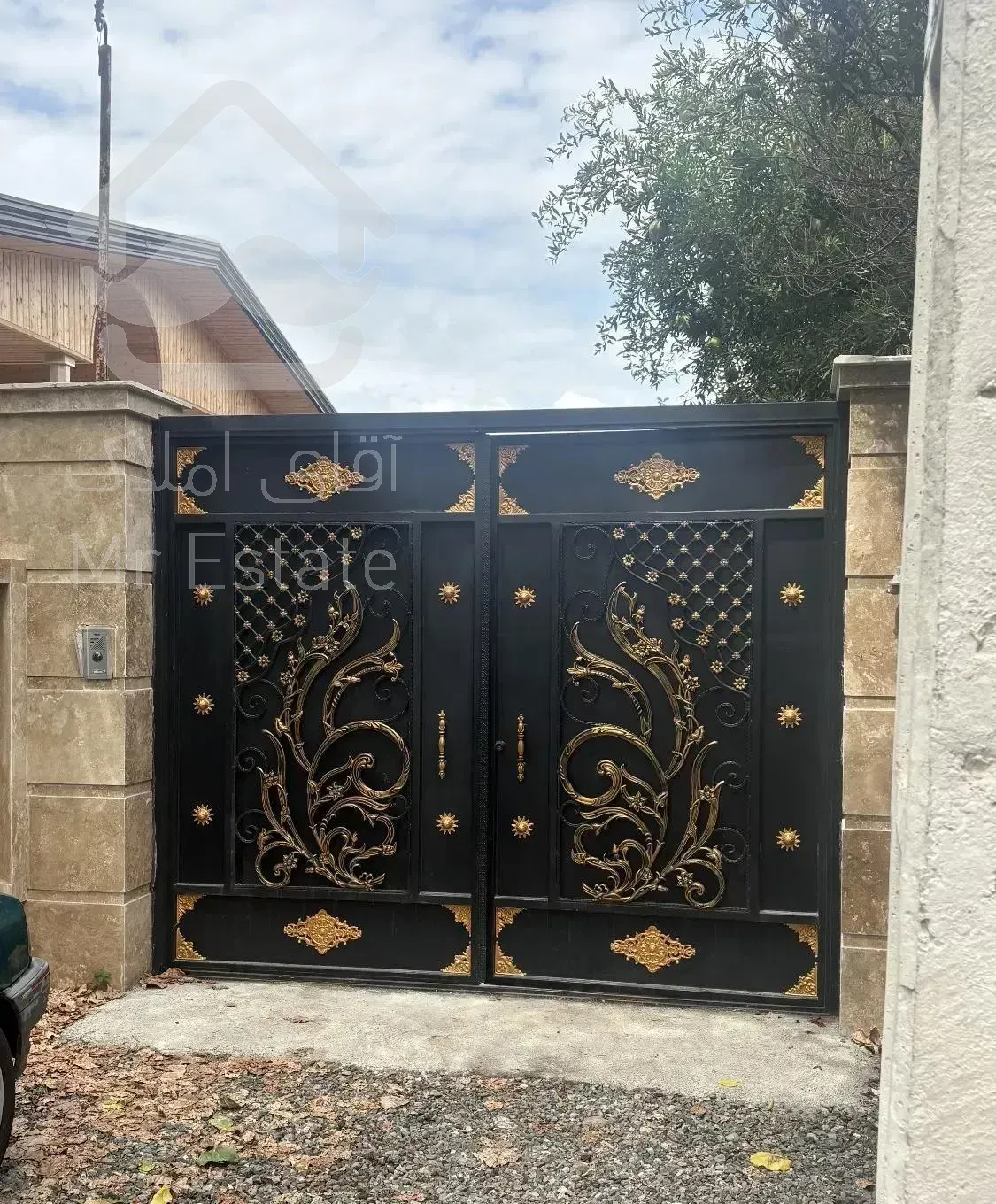 ویلایی ۳۰۰متری با ۱۵۰متر بنا شخصی ساز