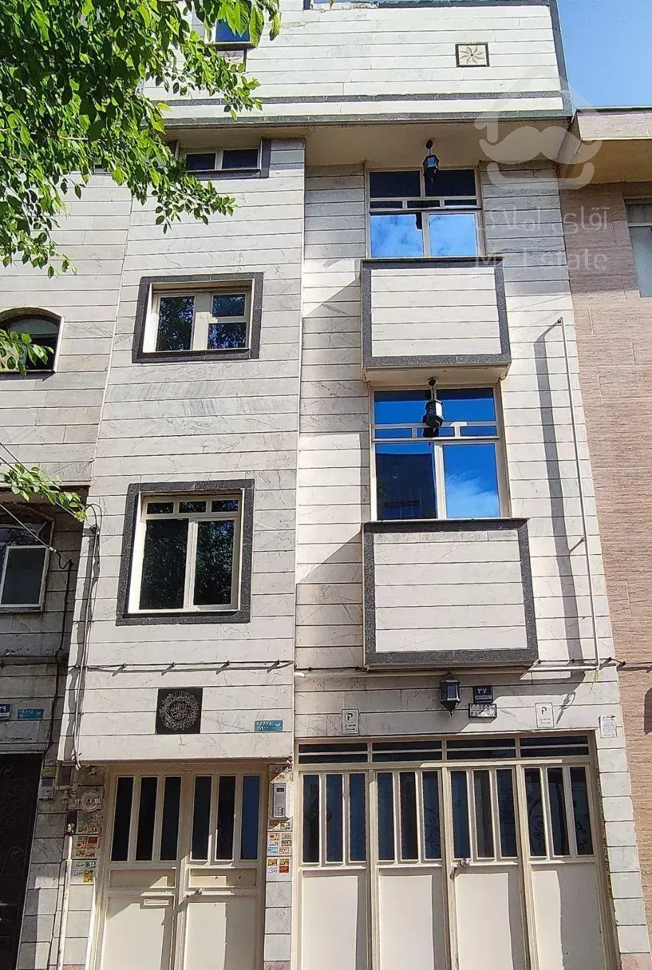 متراژ ۸۵متر سه طبقه مسکونی  پارکینگ دار