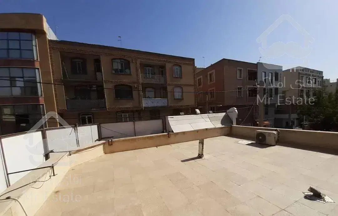 ۹۰متر۲خواب/طبقه اول/۷۰مترحیاط/پارکینگ سندی/۱۱شرقی