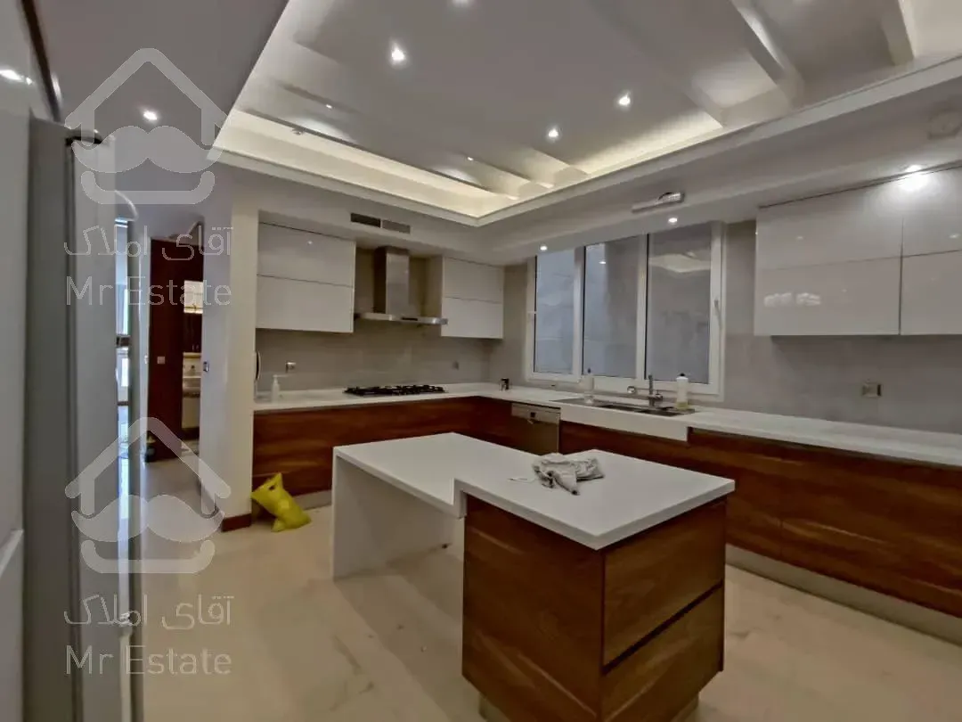 ۲۳۰ متر / ۳ خواب / ۲۴ متری / مارکدار / فول مشاعات / ۲ پارکینگ