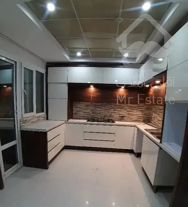 ۹۰ متر . پارکینگ دار