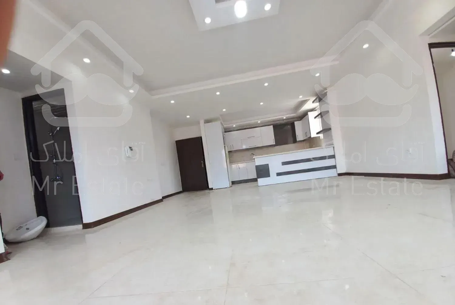 آپارتمان//۱۰۵//متری ط اول آسانسور دار