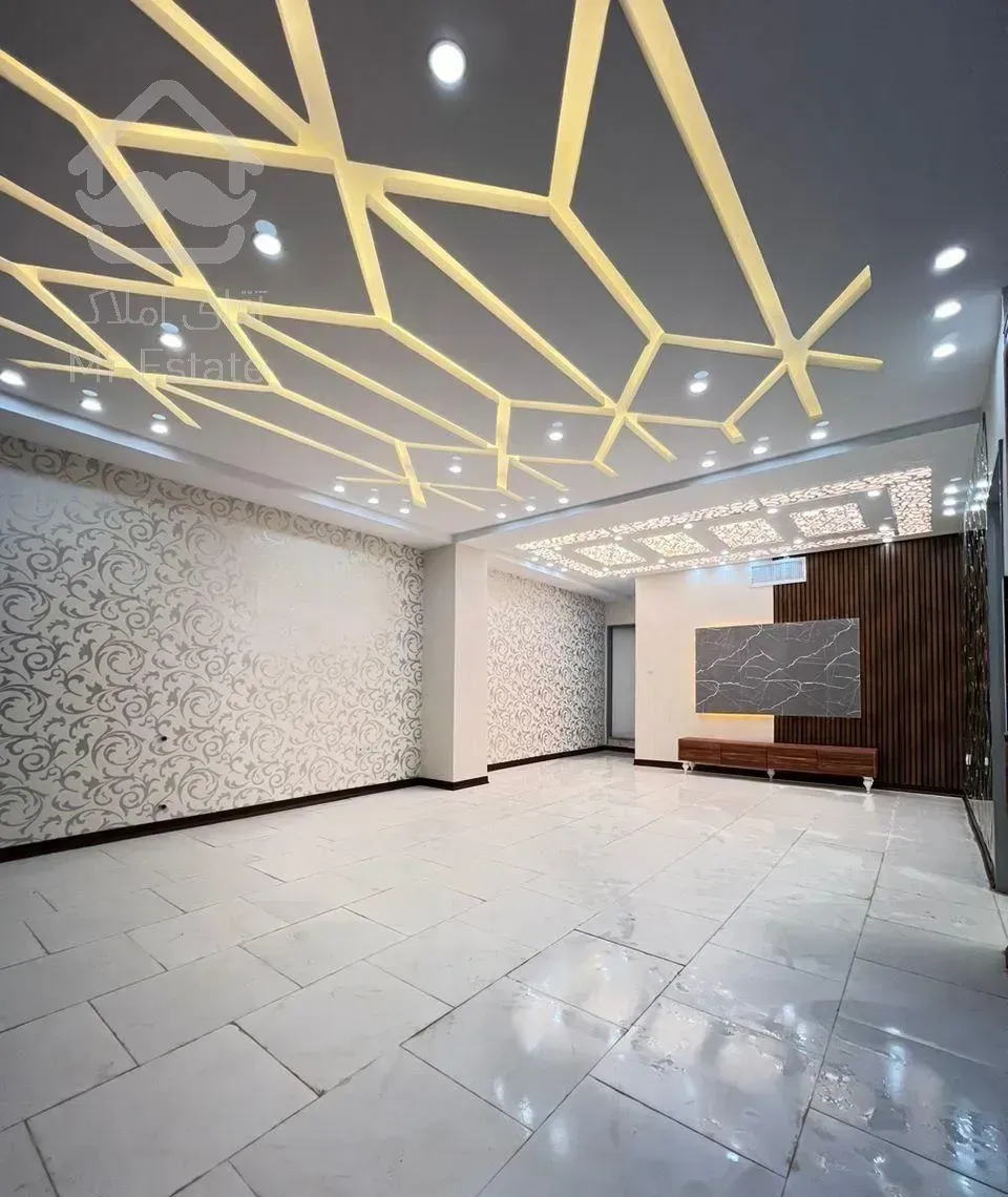 فروش واحد ۱۰۰ متری/روبروی بازار/(وام تسویه)