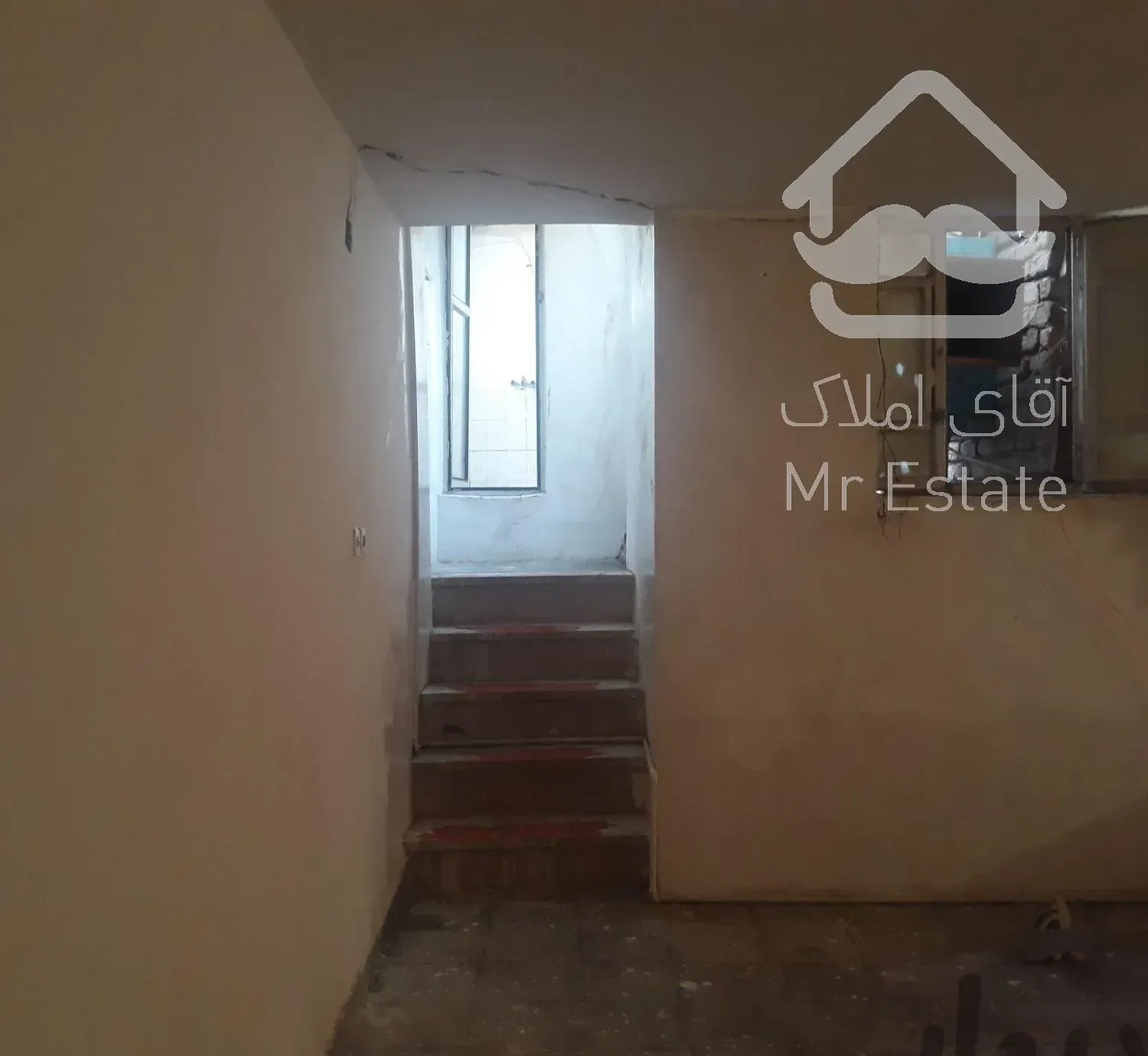 زیرزمین ۷۰متر مربع .