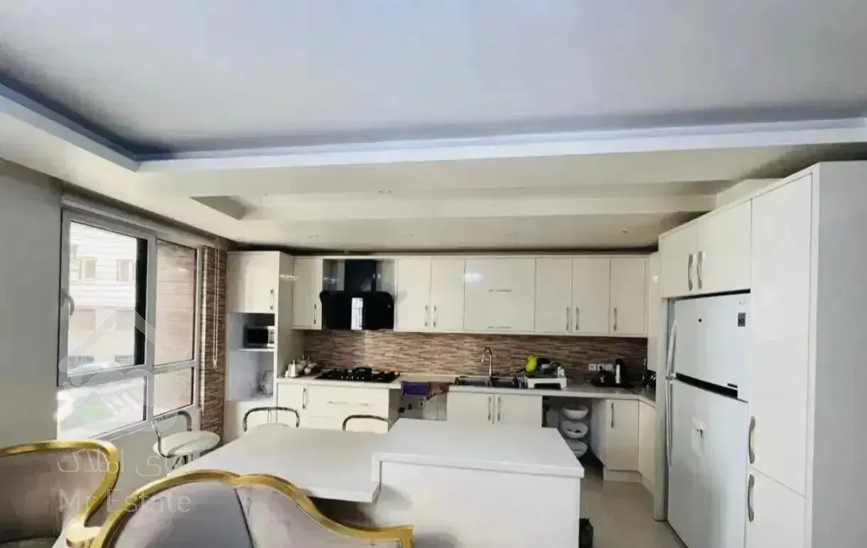 ۹۰ متر / خوش نقشه/ سالن پرده خور