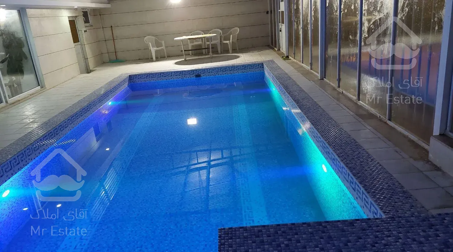 ویلا نوساز با استخر اب گرم سرپوشیده ، داخل شهر