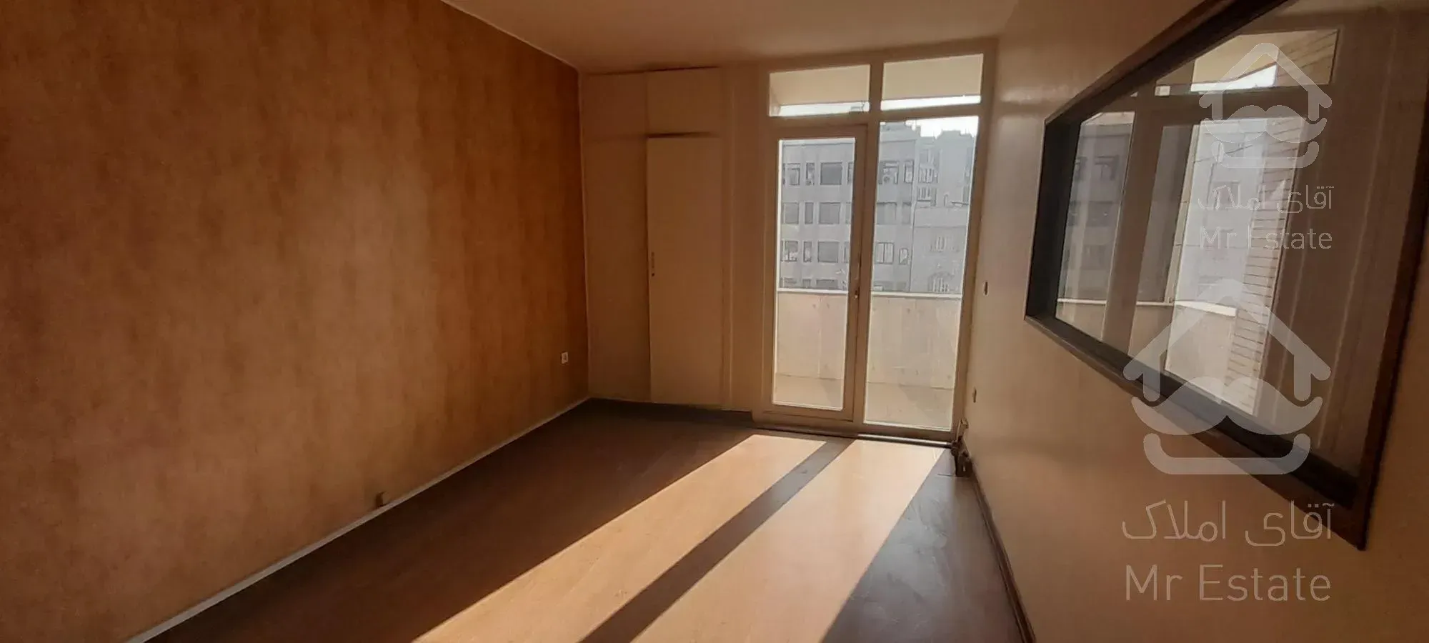 جردن ۱۳۷ متری سند اداری / پارکینگ باکس