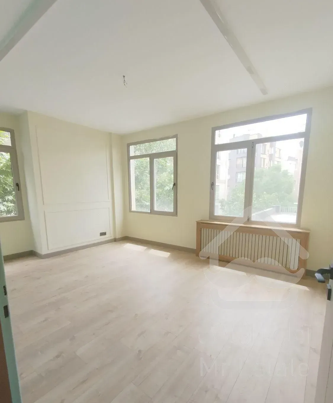 ۱۴۰ متر بسیار خوش نقشه /ویو سردرختی/تماما غرق نور