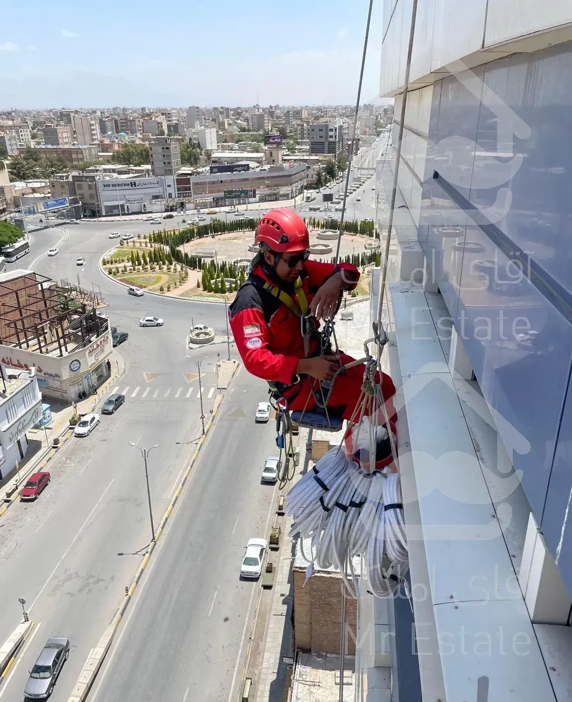 شستشو نما پیچ رولپلاک سنگ کار در ارتفاع با طناب