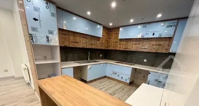 ۸۱ متری روبه کوچه و آفتاب با سرایداری و لابی