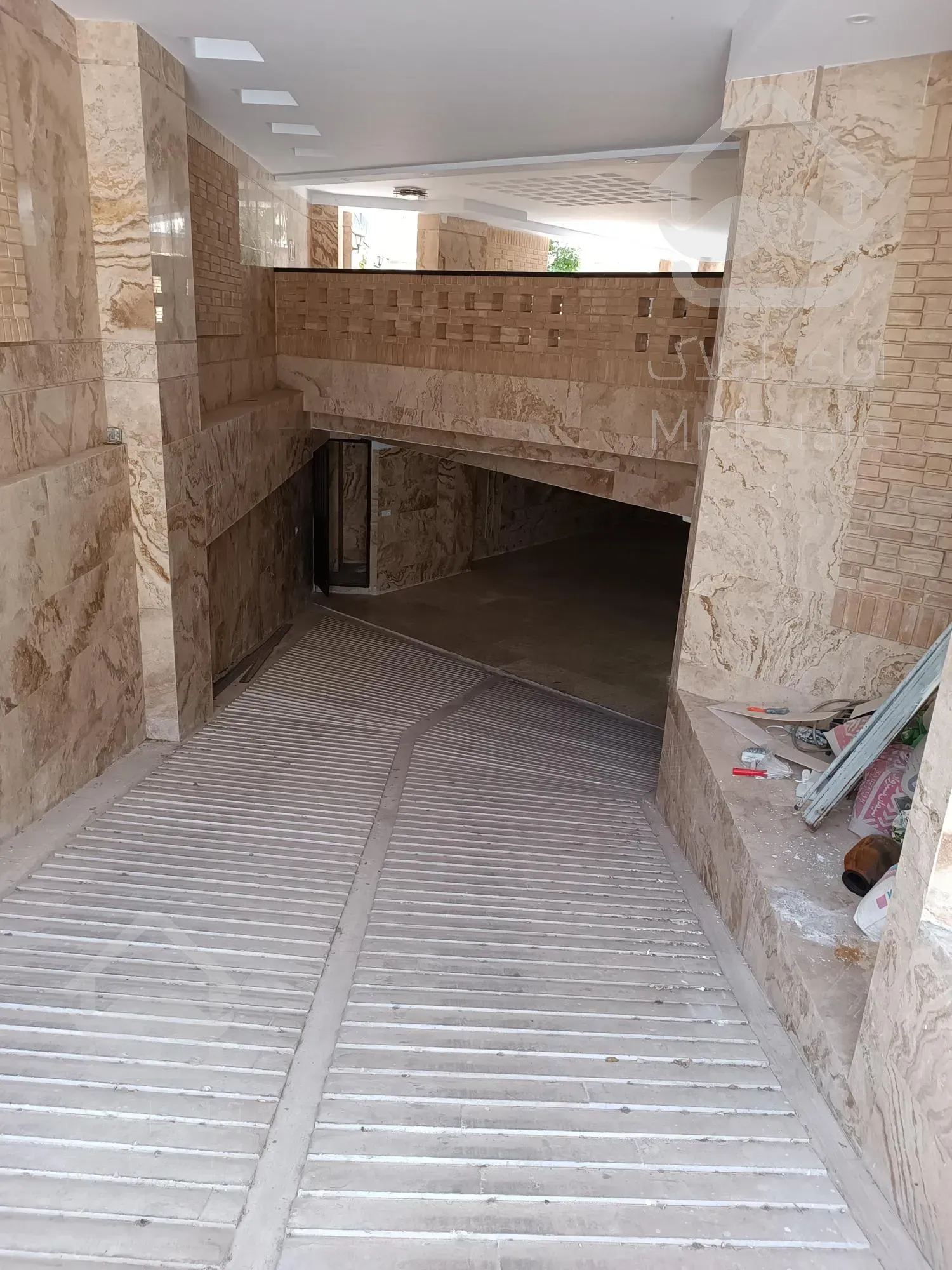 خیابان ولیعصر میدان ونک ساختمان سند اداری ۲۲۲۰ متر بصورت یکجا واگذار میگردد