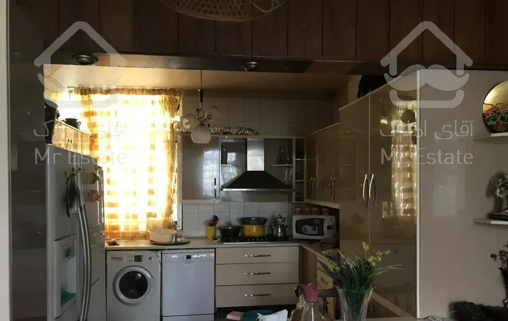 آپارتمان سه اتاق خوابه با باغچه مجزا