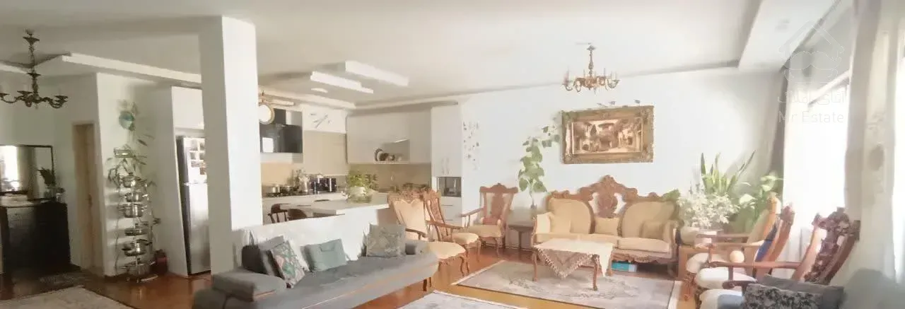 آپارتمان ۱۳۰ متری// خ بزرگمهر