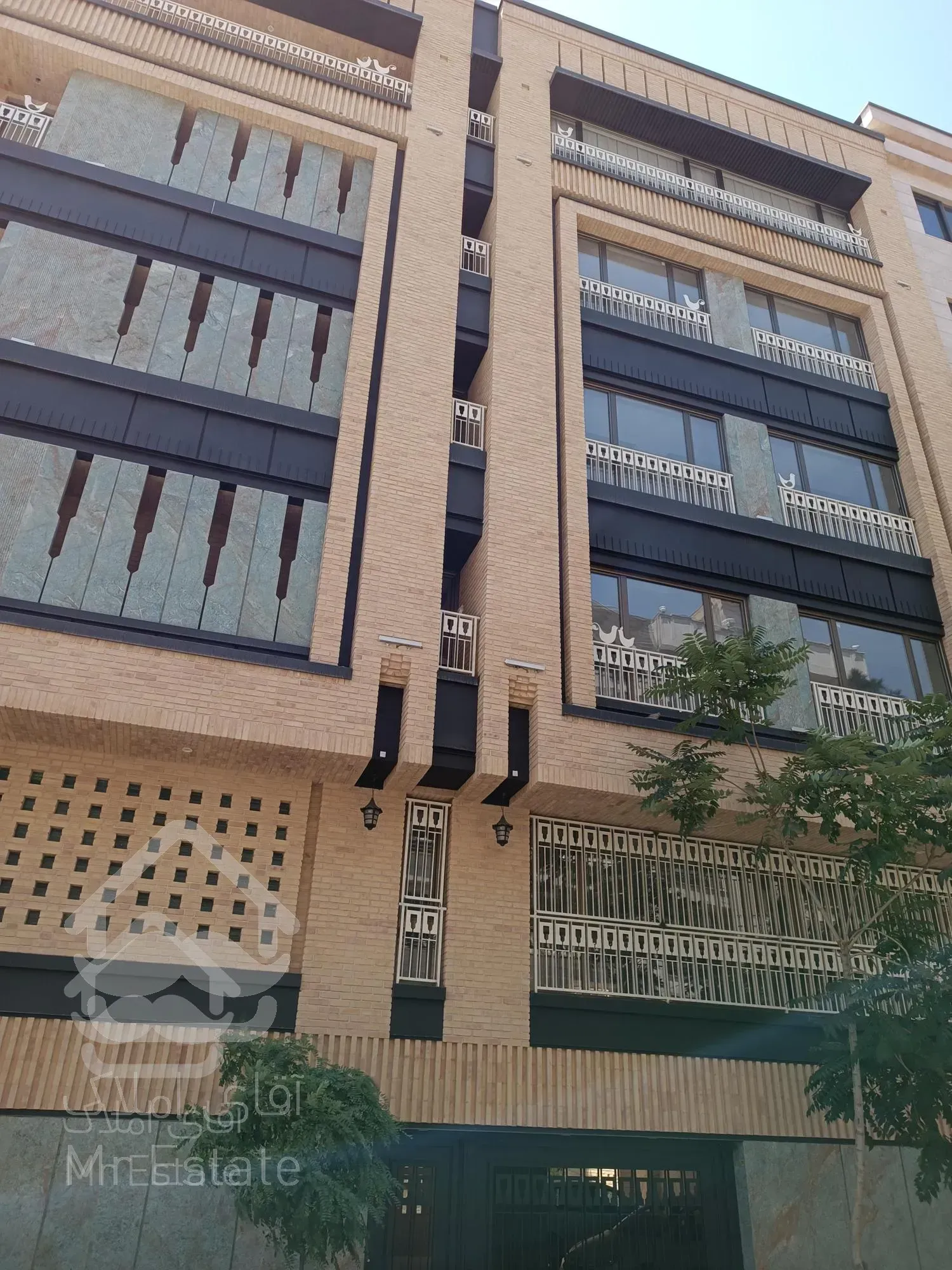 خیابان ولیعصر میدان ونک ساختمان سند اداری ۲۲۲۰ متر بصورت یکجا واگذار میگردد