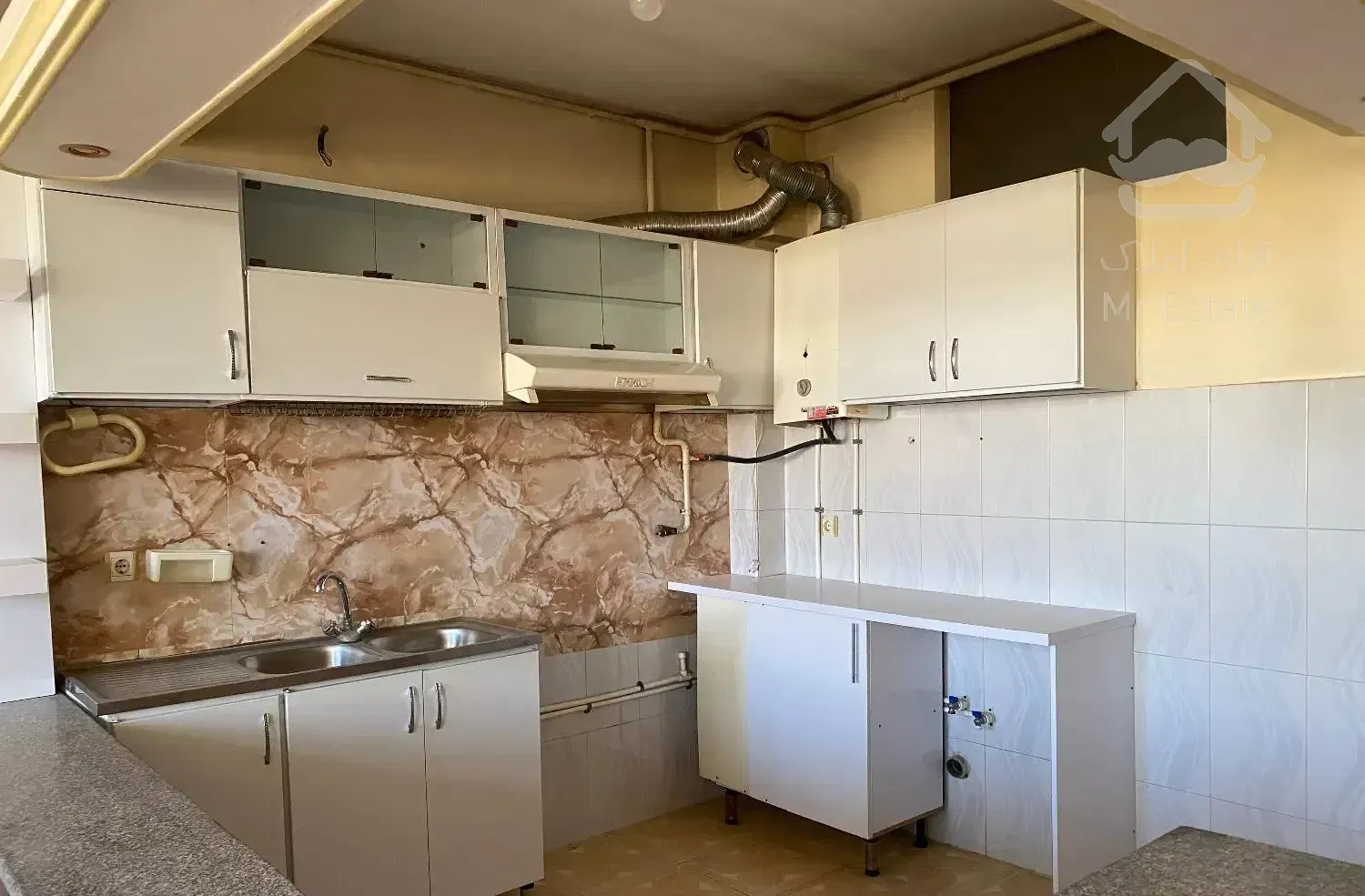 آپارتمان ۶۵متری طبقه سوم تمیز و حاشیه