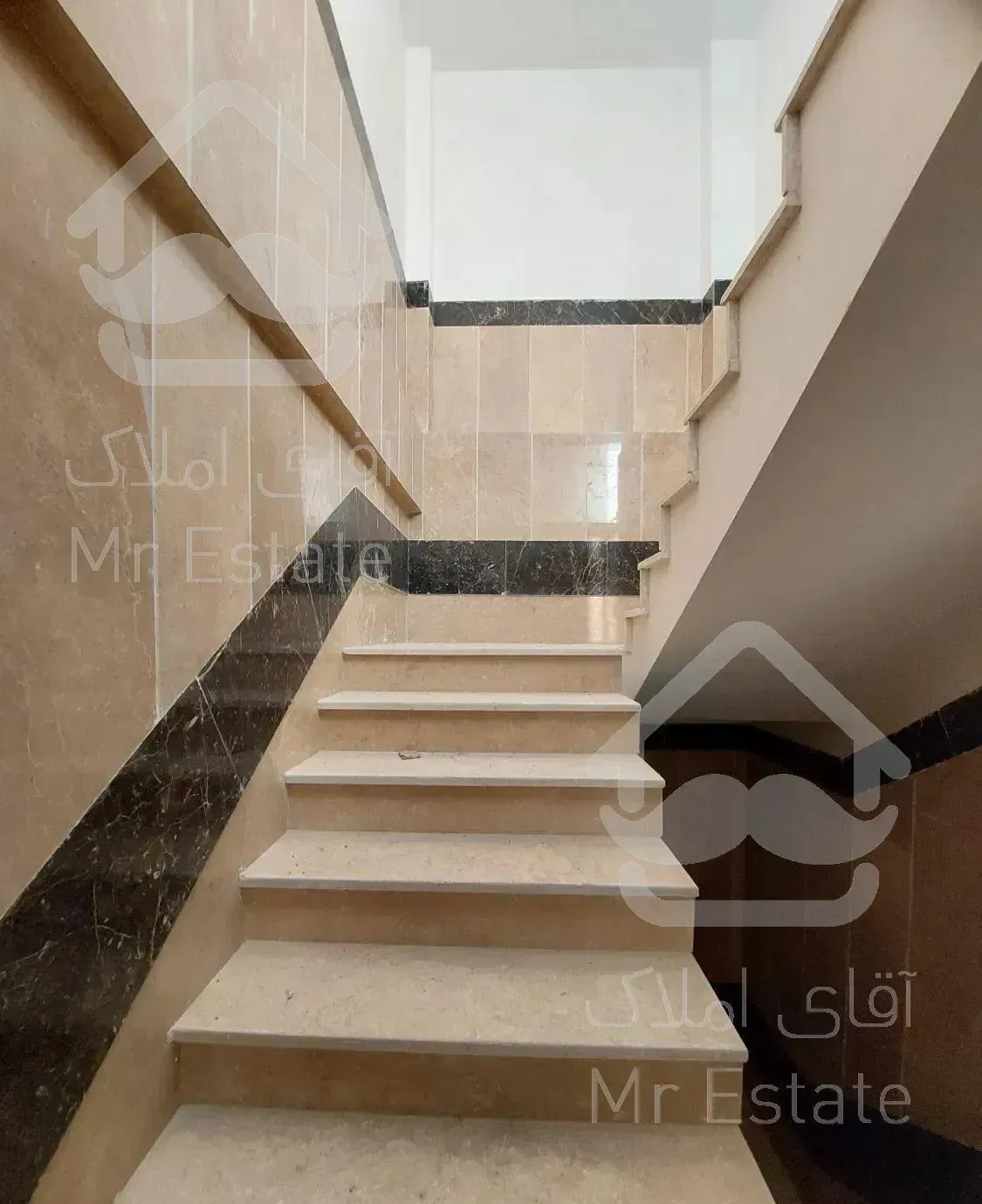 ۱۱۰متر دو خواب(نوساز)فول سراج کاشانی اوقاف سه نبش