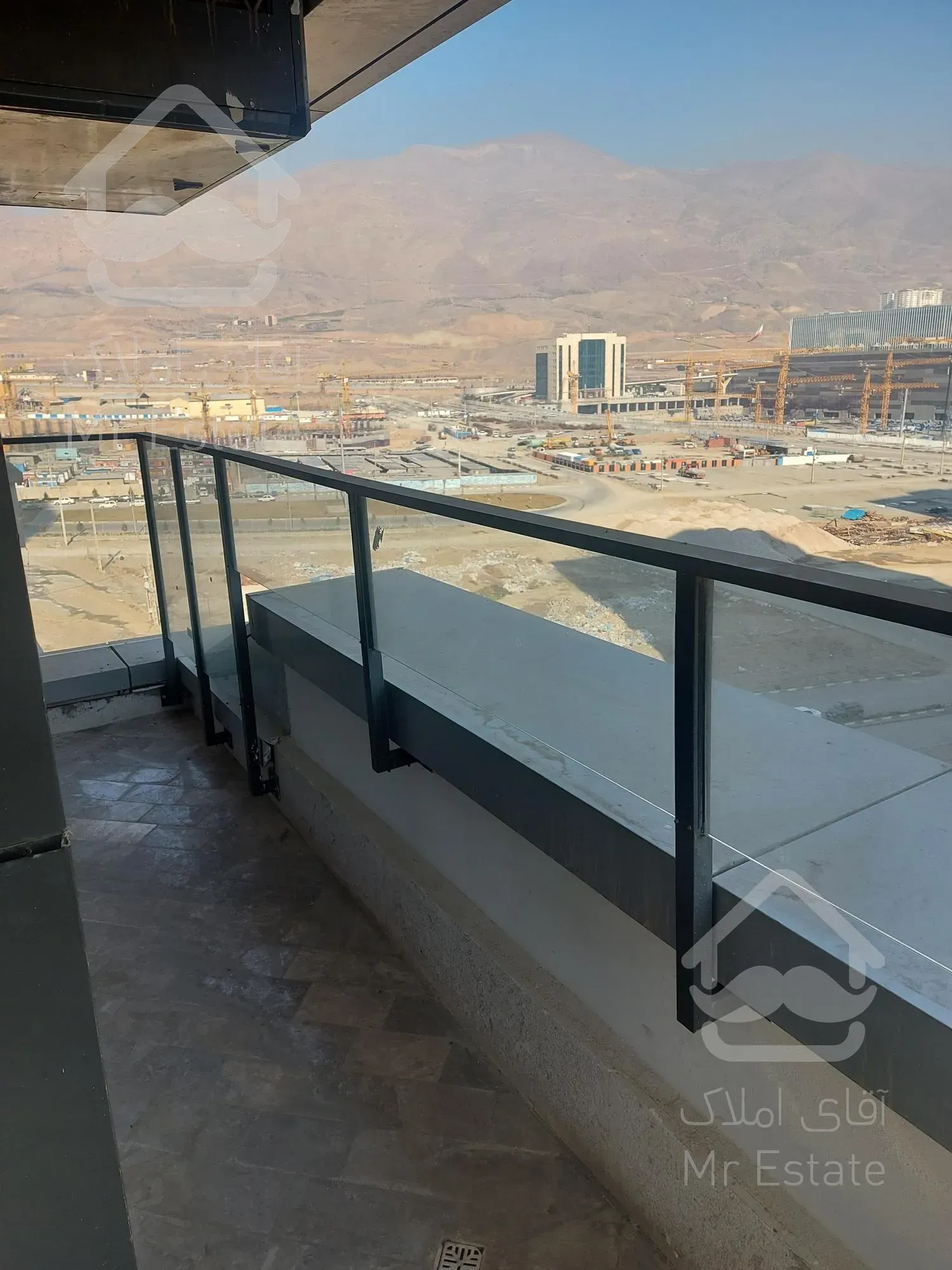 ۱۱۹ متری دریاچه با تراس سر تا سری