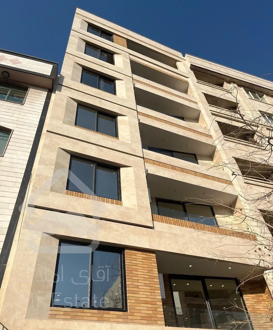 نوساز تک واحدی طبقه شش سه خواب 123 متری بر ارومیه