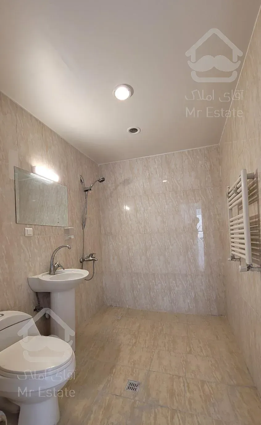 150 متر بالای برج روبروی دریاچه تخلیه‌