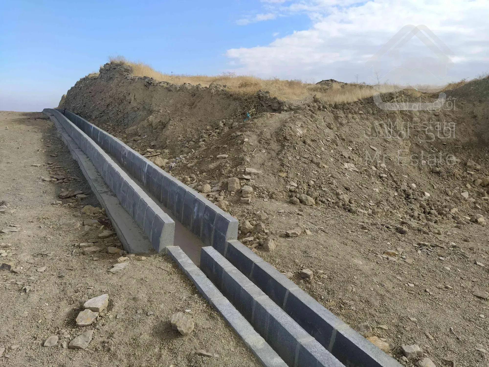 زمین پشت پارک جنگلی