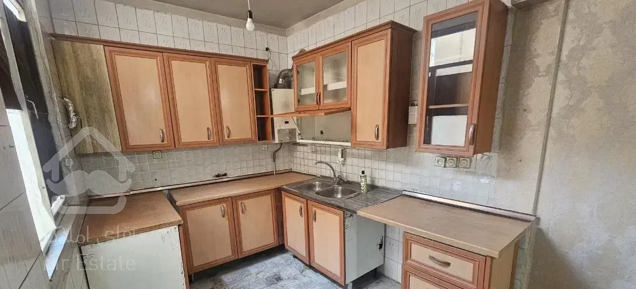 میدان انقلاب ۵۲ متر تک‌ خوابه