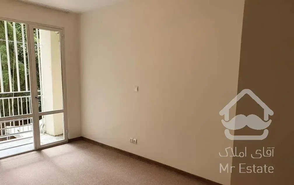 ۱۵۰ متر، خیابان ولیعصر پائین‌تر از پارک ساعی