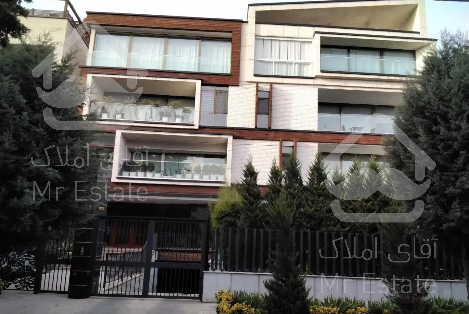 ۲۴۰ متر  طراحی مدرن  ۲۰ متر تراس