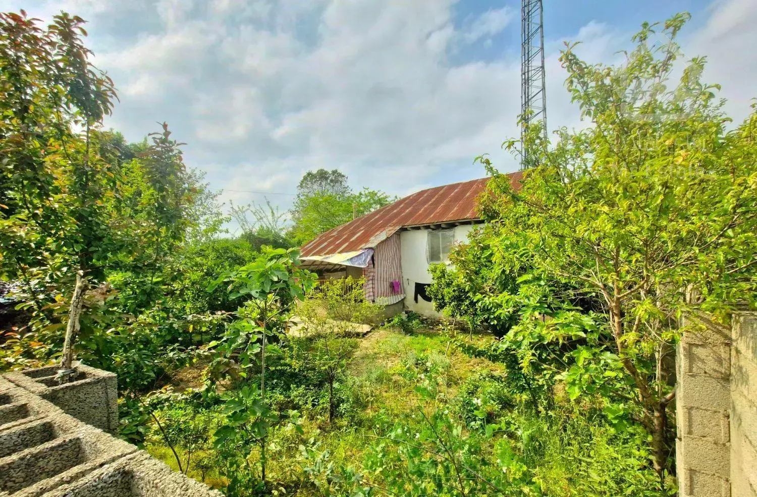 خانه ویلایی ۶۰۰ متر دور دیوار فومن لوکیشن عالی